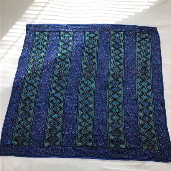 Vintage Honey 100% Printed Silk Scarf Excellent PreOwned Condition 31” X 30” - Picture 2 of 7